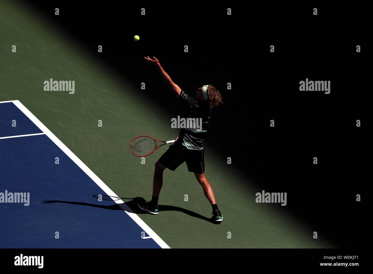 New York, États-Unis. Août 29, 2019. Flushing Meadows, New York, United States - 29 août 2019. Alexander Zverev de Allemagne servant à Frances Tiafoe des États-Unis à l'US Open à Flushing Meadows, New York. Crédit : Adam Stoltman/Alamy Live News Banque D'Images