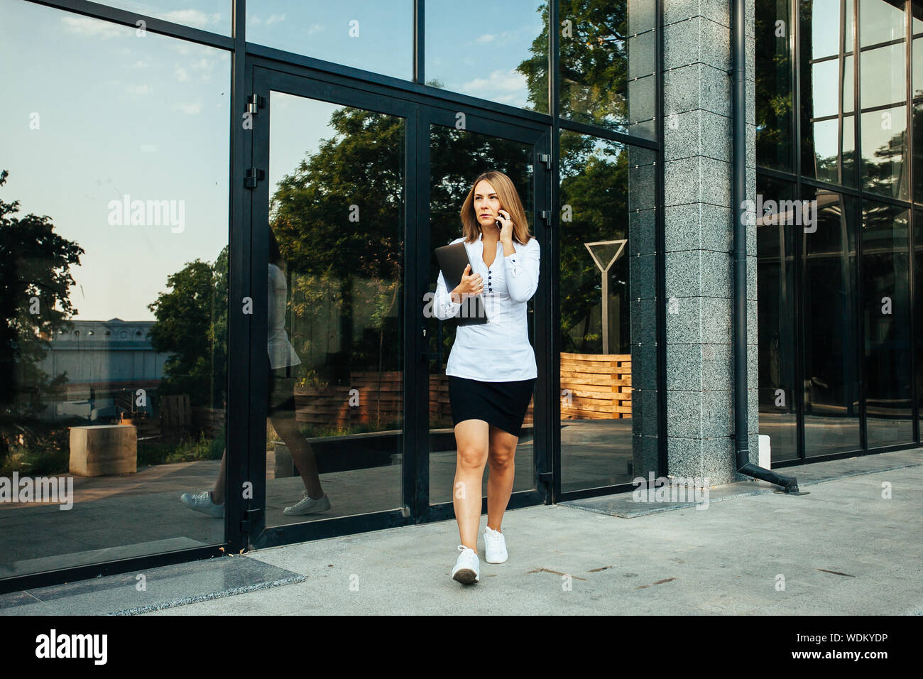 Young businesswoman talking on the phone Banque D'Images