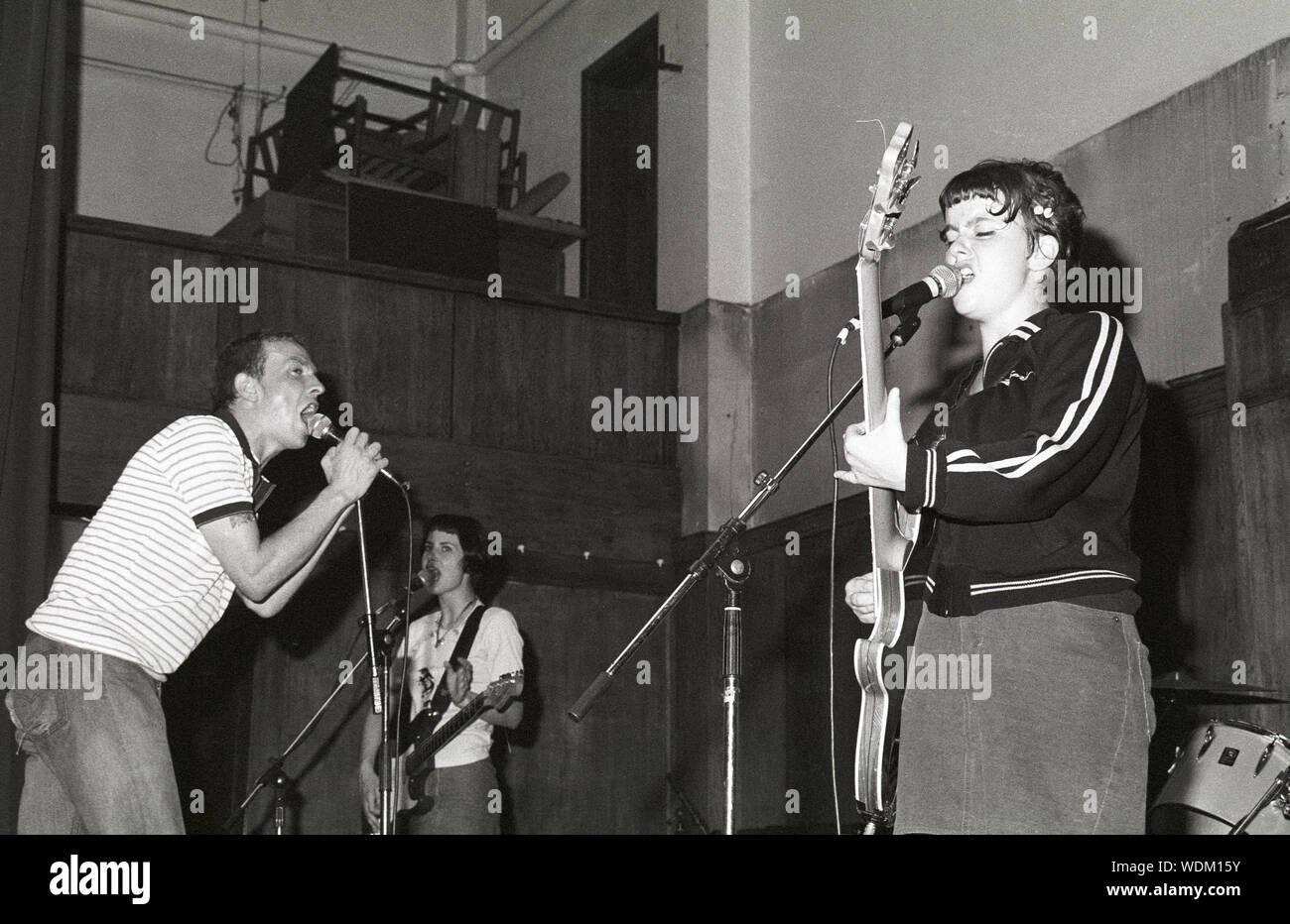 Chris Rowley, JO Johnson et Niki Elliot du groupe Riot grrrl Huggy Bear se produisant au Conway Hall, Holborn, Londres, 24/07/93. Banque D'Images