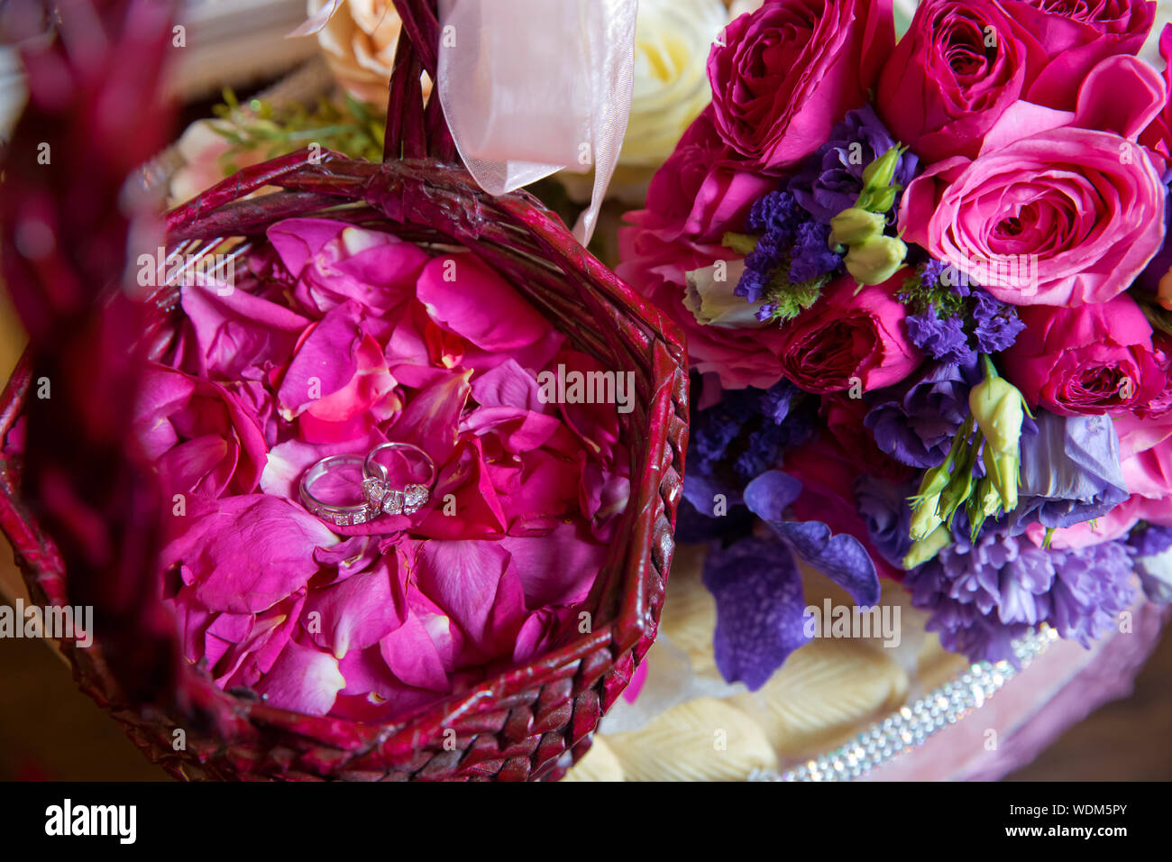 Bouquet de mariage rose et violet . pour la diffusion des paniers de fleurs  pétale de rose à une réception de mariage à l'église pour un service d' action de grâces. Pétales de