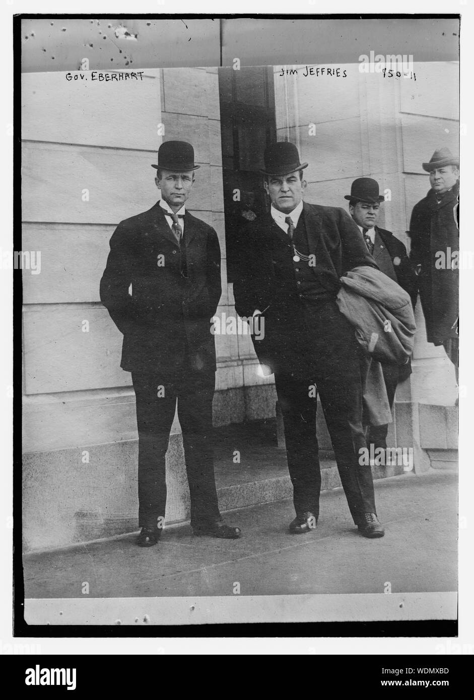 Gov. Eberhart et Jim Jeffries Standing together Abstract/moyenne : 1 négative : 5 x 7 in. ou moins. Banque D'Images Gov. Eberhart et Jim Jeffries Standing together Abstract/moyenne : 1 négative : 5 x 7 in. ou moins. Banque D'Images