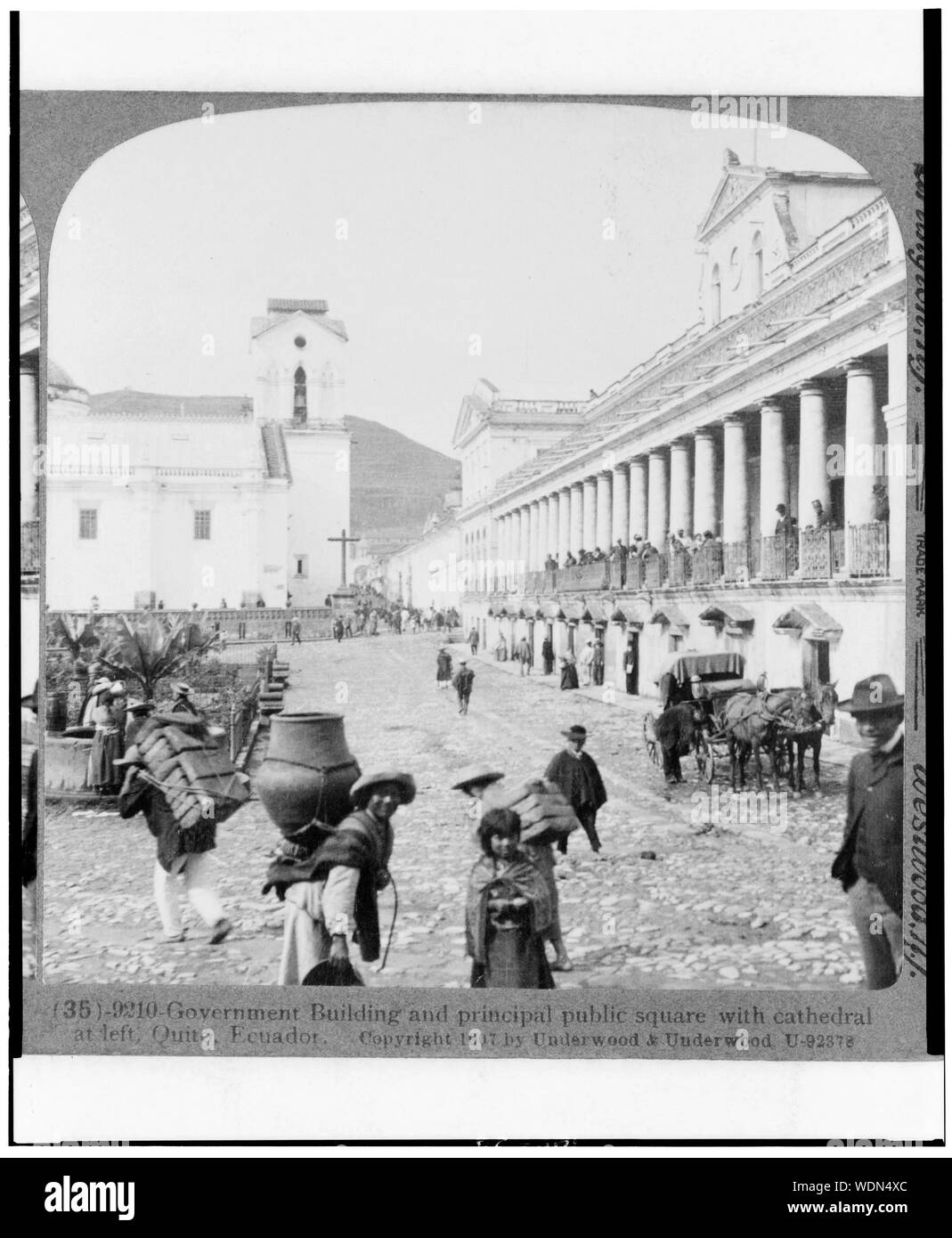 Bâtiment principal du gouvernement et place publique avec à gauche, la cathédrale de Quito, Équateur Abstract/moyenne : 1 impression photographique sur carte stéréo : stéréophotogramme. Banque D'Images