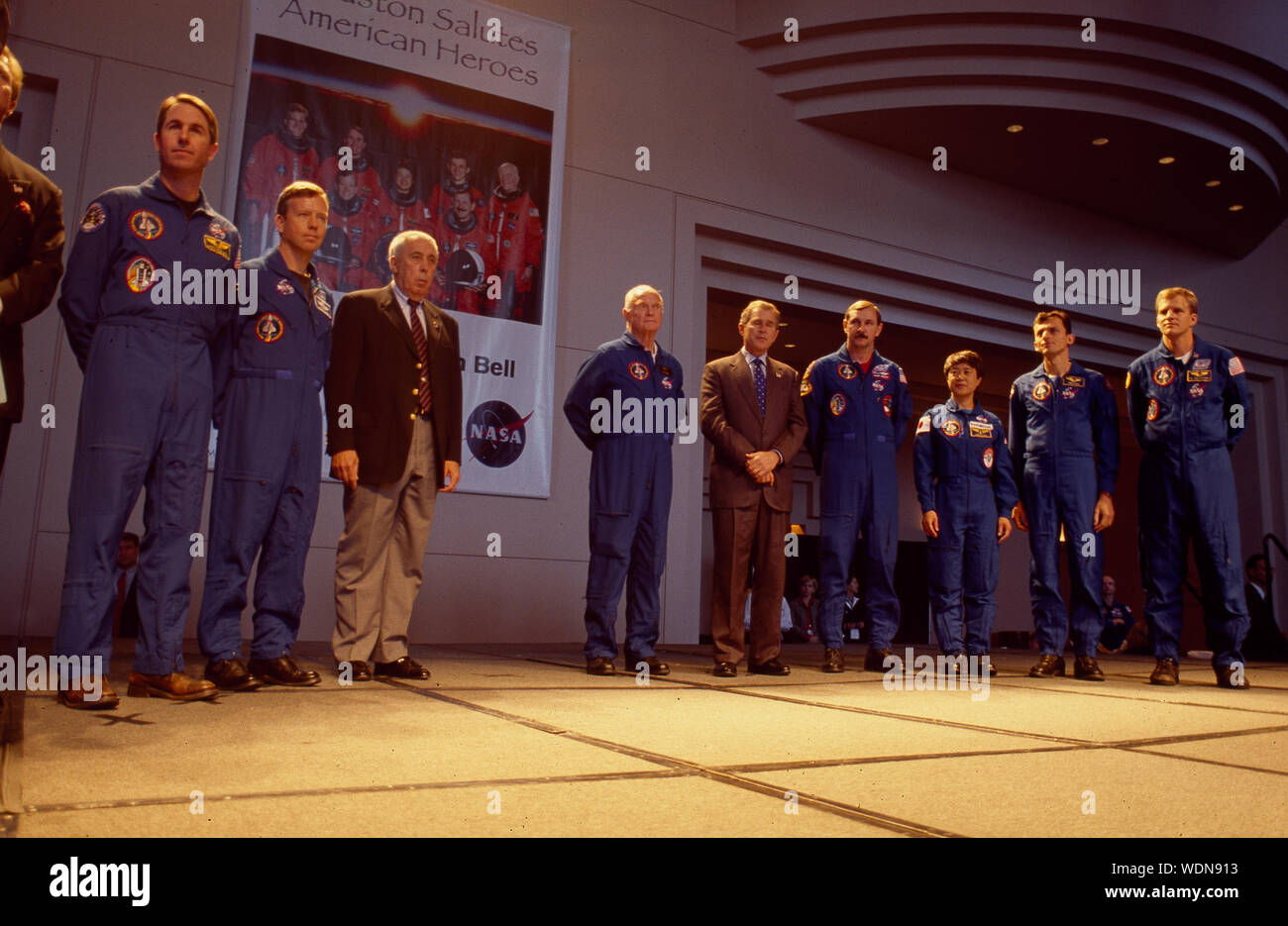 Le gouverneur George W. Bush lors d'une cérémonie avec l'astronaute John Glenn à Houston, Texas Banque D'Images