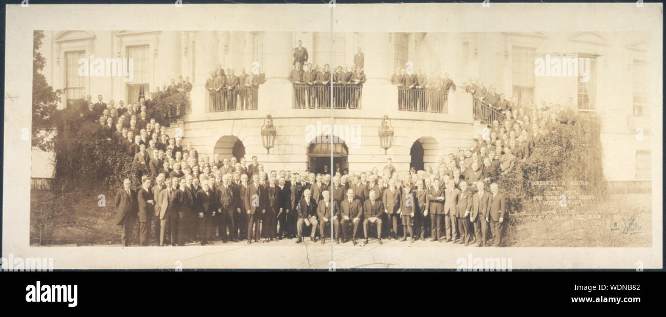 Les gouverneurs et maires des États-Unis après la conférence avec le président Woodrow Wilson à la Maison Blanche, Washington, D.C., le 3 mars 1919 Banque D'Images Les gouverneurs et maires des États-Unis après la conférence avec le président Woodrow Wilson à la Maison Blanche, Washington, D.C., le 3 mars 1919 Banque D'Images