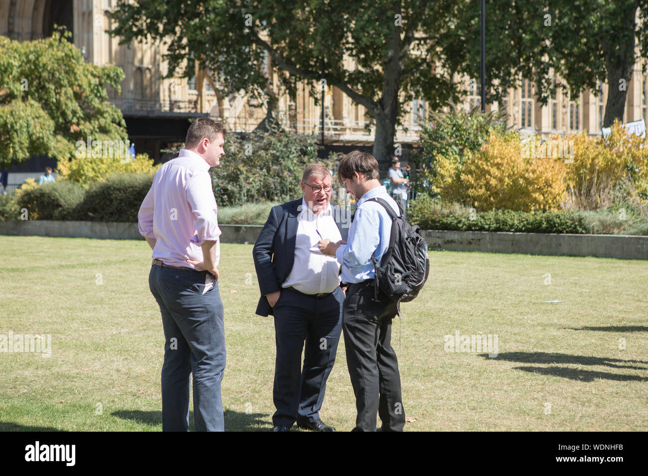 Westminster, London, UK. 29 août 2019. Mark Francois MP, vice-président du groupe de recherche européen (GRE) interviewé au Collège Green. Pro-Europe partisans manifester contre Boris Johnson a décidé de suspendre le Parlement pendant plus de quatre semaines entre septembre et octobre. Banque D'Images