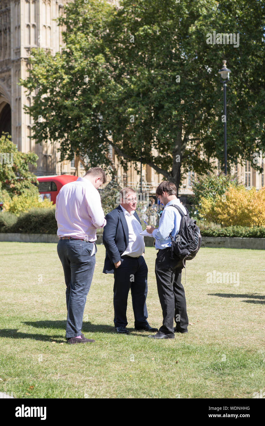 Westminster, London, UK. 29 août 2019. Mark Francois MP, vice-président du groupe de recherche européen (GRE) interviewé au Collège Green. Pro-Europe partisans manifester contre Boris Johnson a décidé de suspendre le Parlement pendant plus de quatre semaines entre septembre et octobre. Banque D'Images