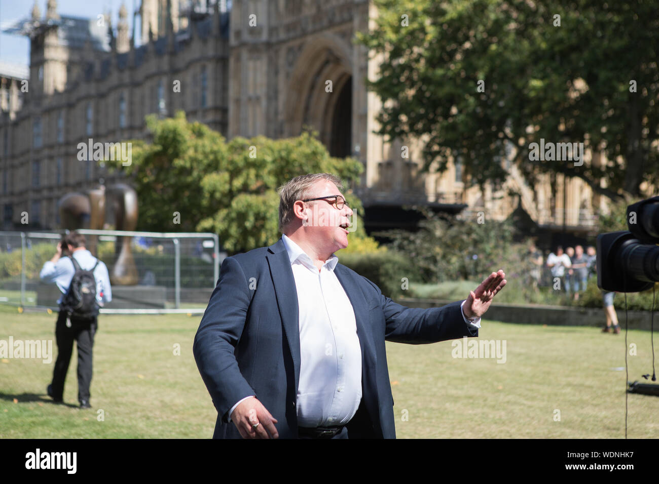 Westminster, London, UK. 29 août 2019. Mark Francois MP, vice-président du groupe de recherche européen (GRE) interviewé au Collège Green réagit à un échange avec un Pro-Europe supporter (hors caméra). Le premier ministre, Boris Johnson, a demandé à la Reine de proroger le Parlement. Banque D'Images