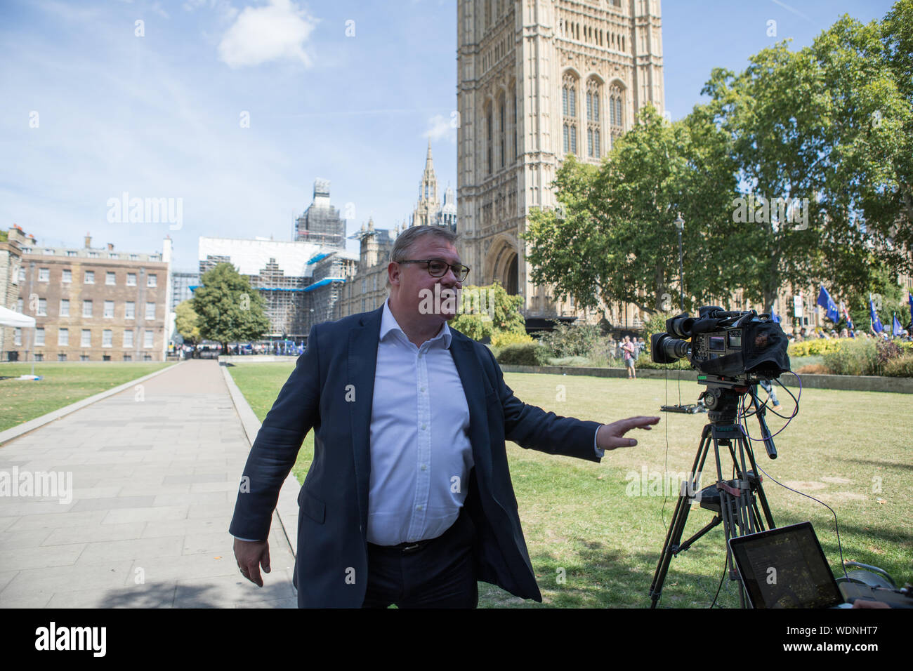 Westminster, London, UK. 29 août 2019. Mark Francois MP, vice-président du groupe de recherche européen (GRE) interviewé au Collège Green réagit à un échange avec un Pro-Europe supporter (hors caméra). Le premier ministre, Boris Johnson, a demandé à la Reine de proroger le Parlement. Banque D'Images