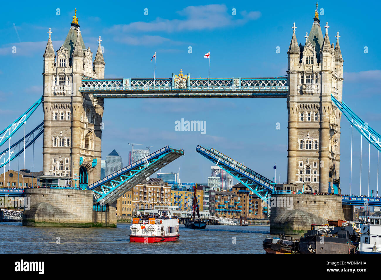 Vue rapprochée du célèbre monument de London Tower Bridge avec portes ouvertes en Angleterre, Royaume-Uni Banque D'Images