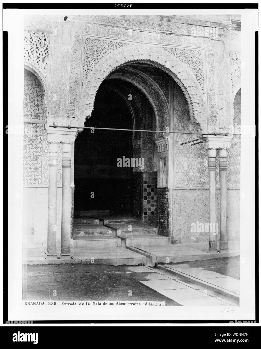 Grenade. Entrada de la Sala de los Abencerrajes (Alhambra) Abstract/moyenne : 1 tirage photographique : albumen. Banque D'Images