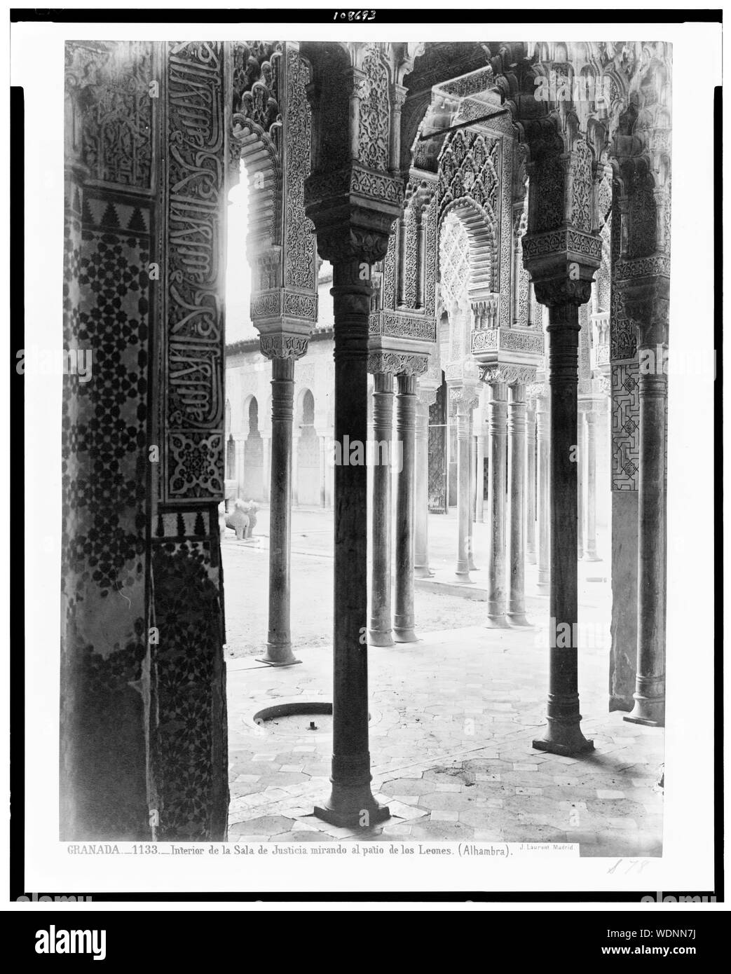 Grenade. L'intérieur de la Sala de Justicia Mirando al Patio de los Leones (Alhambra) / J. Laurent. Madrid. Abstract/moyenne : 1 tirage photographique : albumen. Banque D'Images