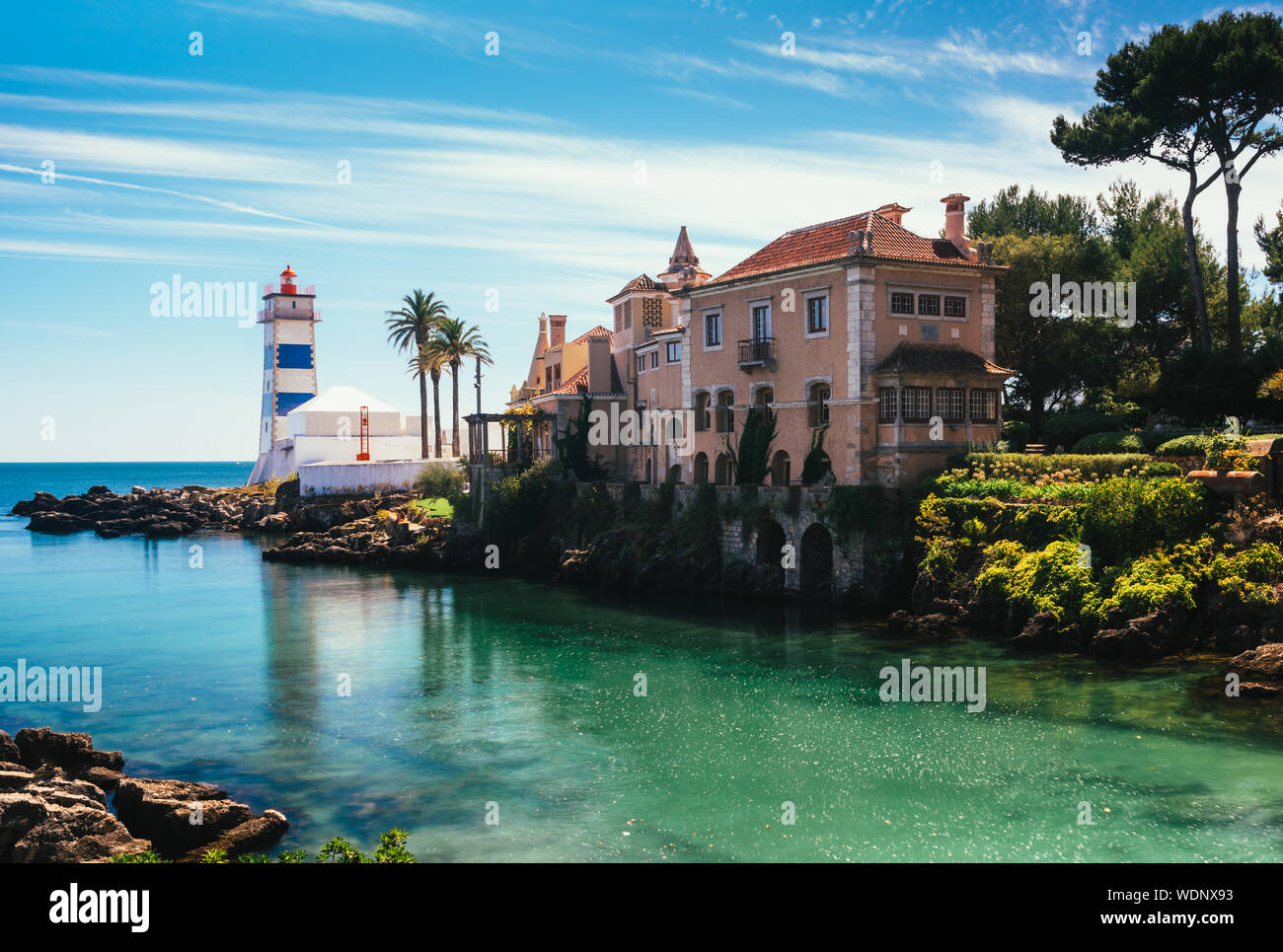Vue de Santa Marta phare et musée municipal de Cascais, Portugal vert vif avec de l'eau d'un ruisseau coule dans l'océan Atlantique Banque D'Images