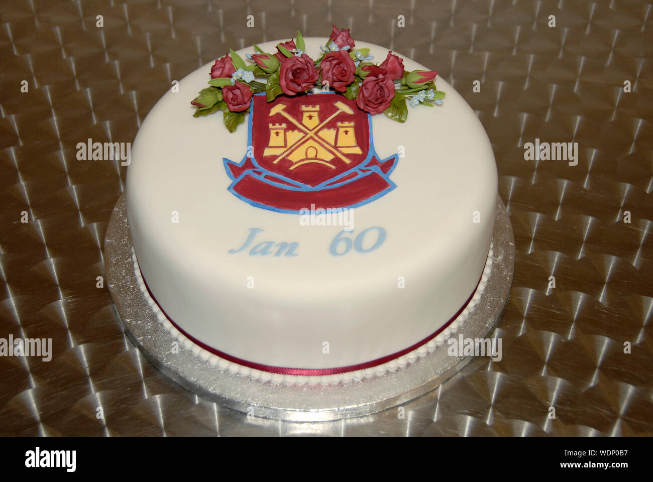 Gâteau pour dame de 60 ans avec West Ham United Football club logo dans cerise Banque D'Images
