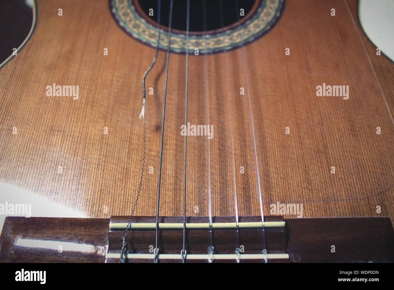 Close-up de corde de guitare cassée Photo Stock - Alamy
