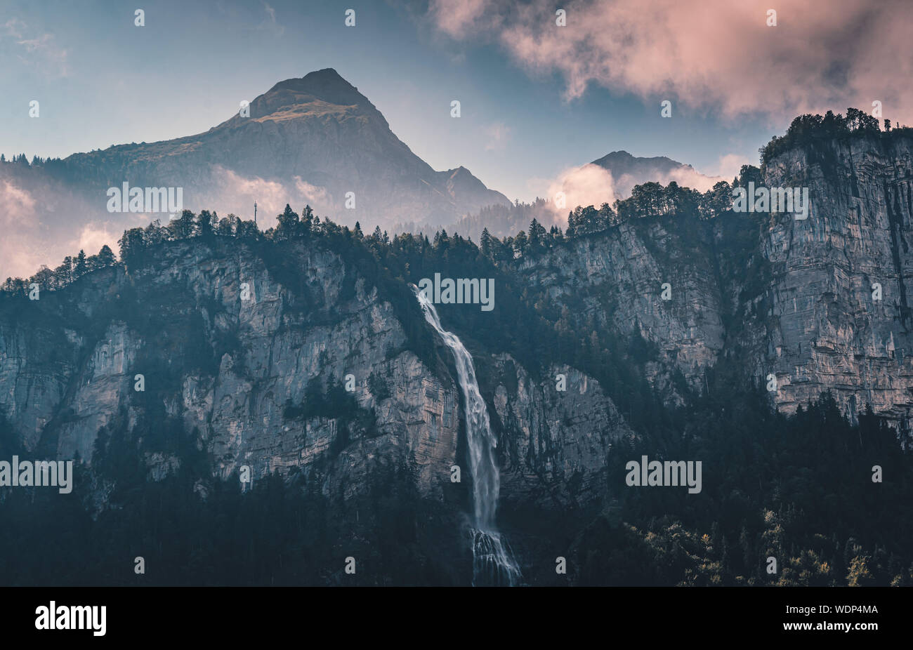 Conditions atmosphériques aux célèbres chutes Reichenbach, vues de Meiringen dans l'Oberland bernois de Suisse. Banque D'Images
