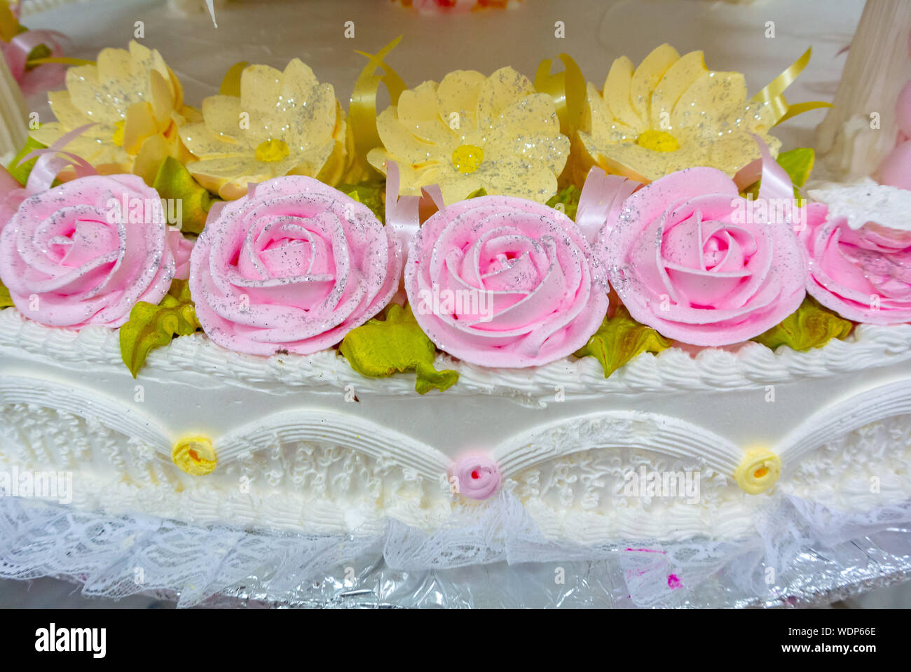 Mexico Mexique 12 Janvier 19 A Details Des Gateaux De Mariage Blanc Avec Roses Et Fleurs Jaune Photo Stock Alamy