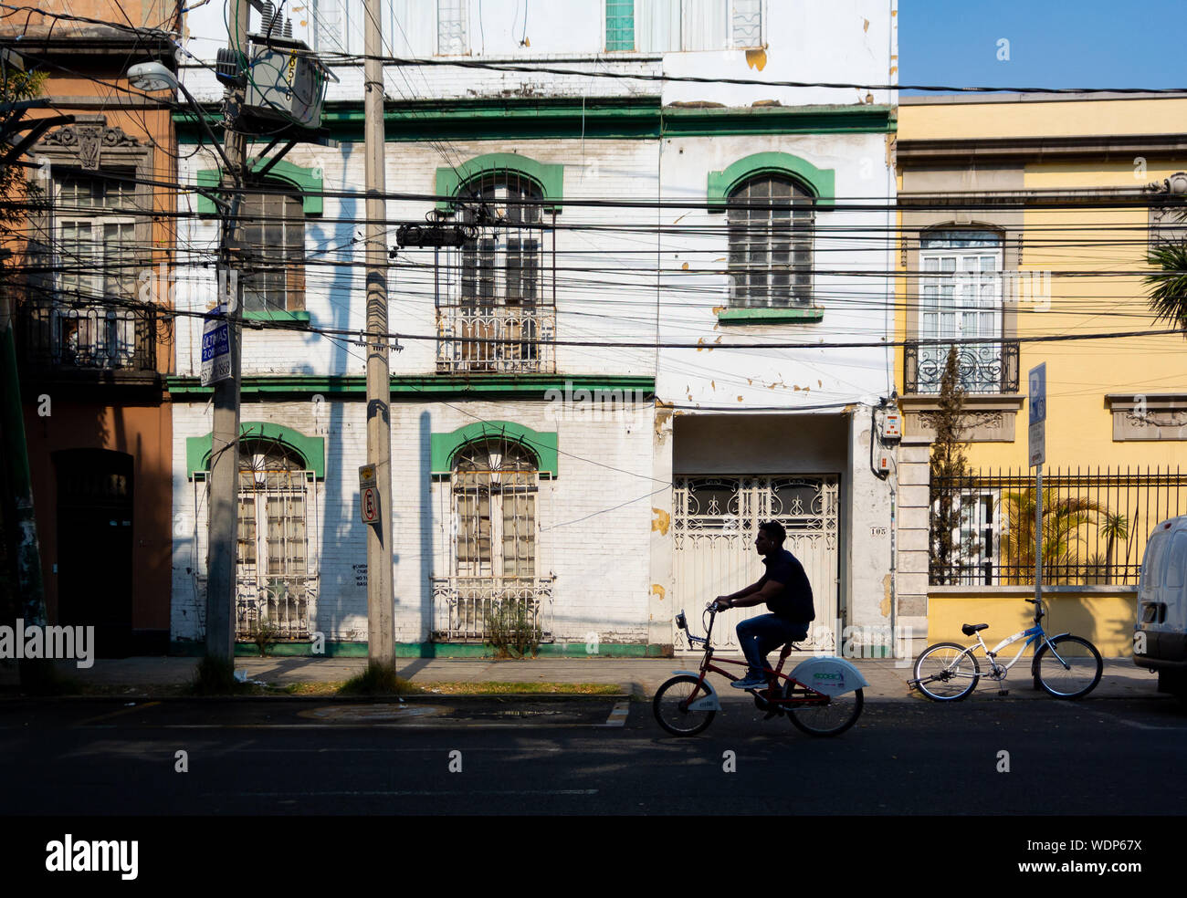 Silhouette d'un homme local sur un vélo dans la rue, Mexico, Mexique Banque D'Images