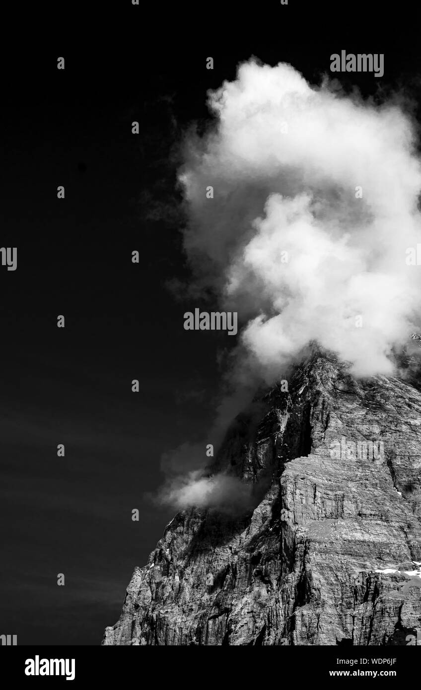 Le sommet de la face nord de l'Eiger couverts par les nuages dans la région montagneuse de la Suisse centrale Jungfrauregion vu de Kleine Scheidegg. Banque D'Images