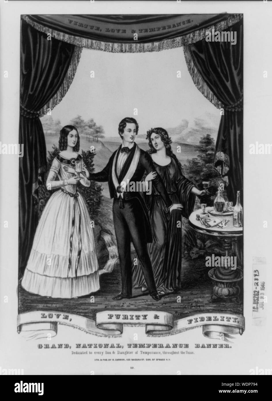 Grand, national, Temperance Banner : dédié à chaque fils et fille de la tempérance, l'ensemble de l'union Résumé : Imprimer montre un jeune homme debout entre deux jeunes femmes l'éprouver à gauche femme vêtue de blanc est titulaire d'un verre avec une boisson blanc femme à droite habillé de bleu tire sur son bras tout en tenant un verre de vin rouge il est tiré vers une petite table avec de l'alcool, cartes, dés, et un serpent enroulé autour de ses frais généraux de base un rideau cantonnière a raison, l'Amour & la tempérance. Banque D'Images