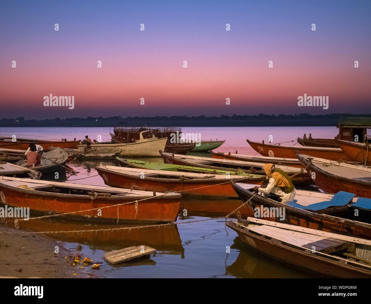 Lever du soleil sur des bateaux de ligne gratuit sur le Gange à Varanasi, Uttar Pradesh, Inde, Asie Banque D'Images
