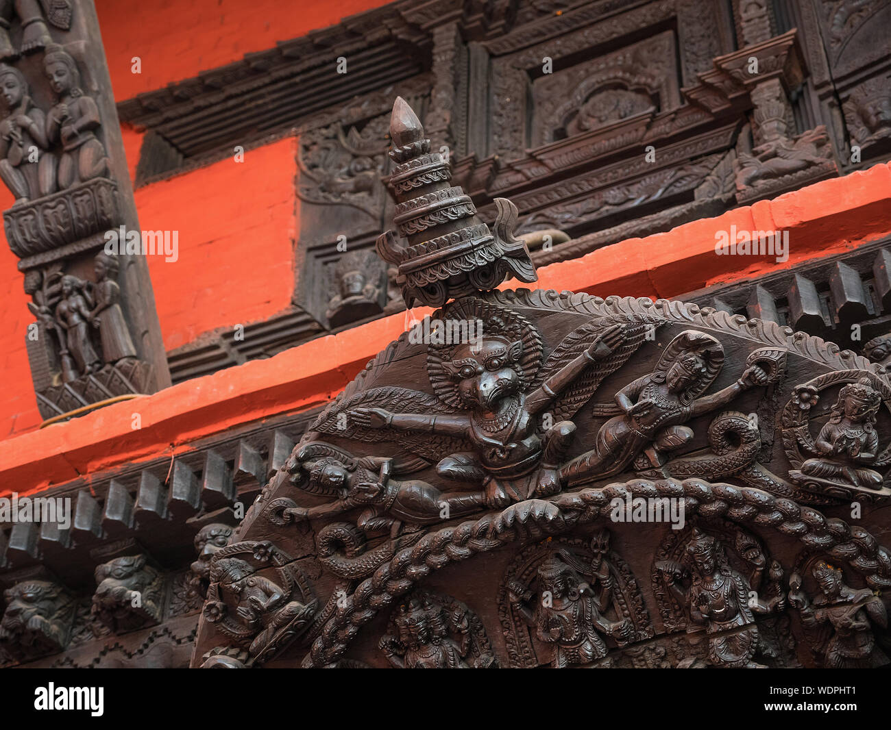 Sculpture en bois à ancient Hindu Mandir népalais, dédié au Dieu Shiva, Varanasi, Uttar Pradesh, Inde, Asie Banque D'Images