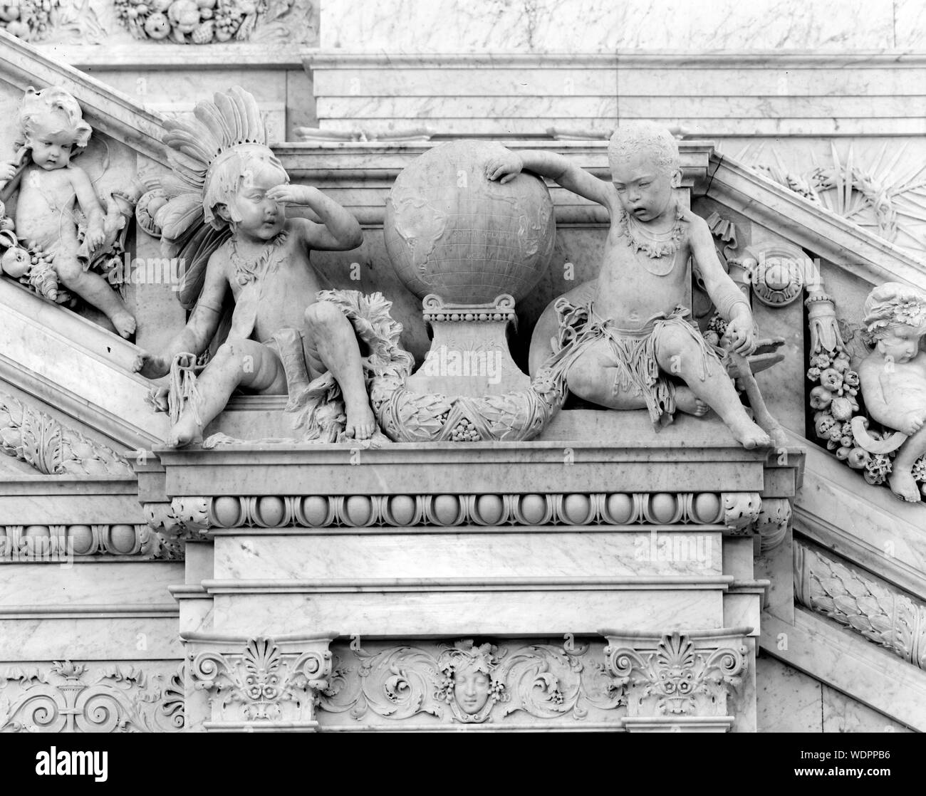 Grande Salle. Détail d'angelots représentant d'Amérique latine et d'Afrique avec putti (pêcheur et agriculteur) sur le grand escalier par Philippe Martiny. Bibliothèque du Congrès américain Thomas Jefferson Building, Washington, D.C. Banque D'Images