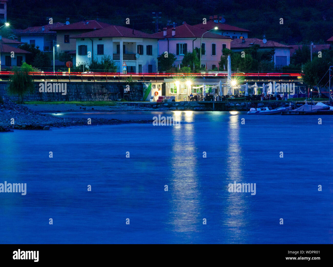 Belle scène de nuit sur le lac de Côme, Lombardie - Italie Banque D'Images