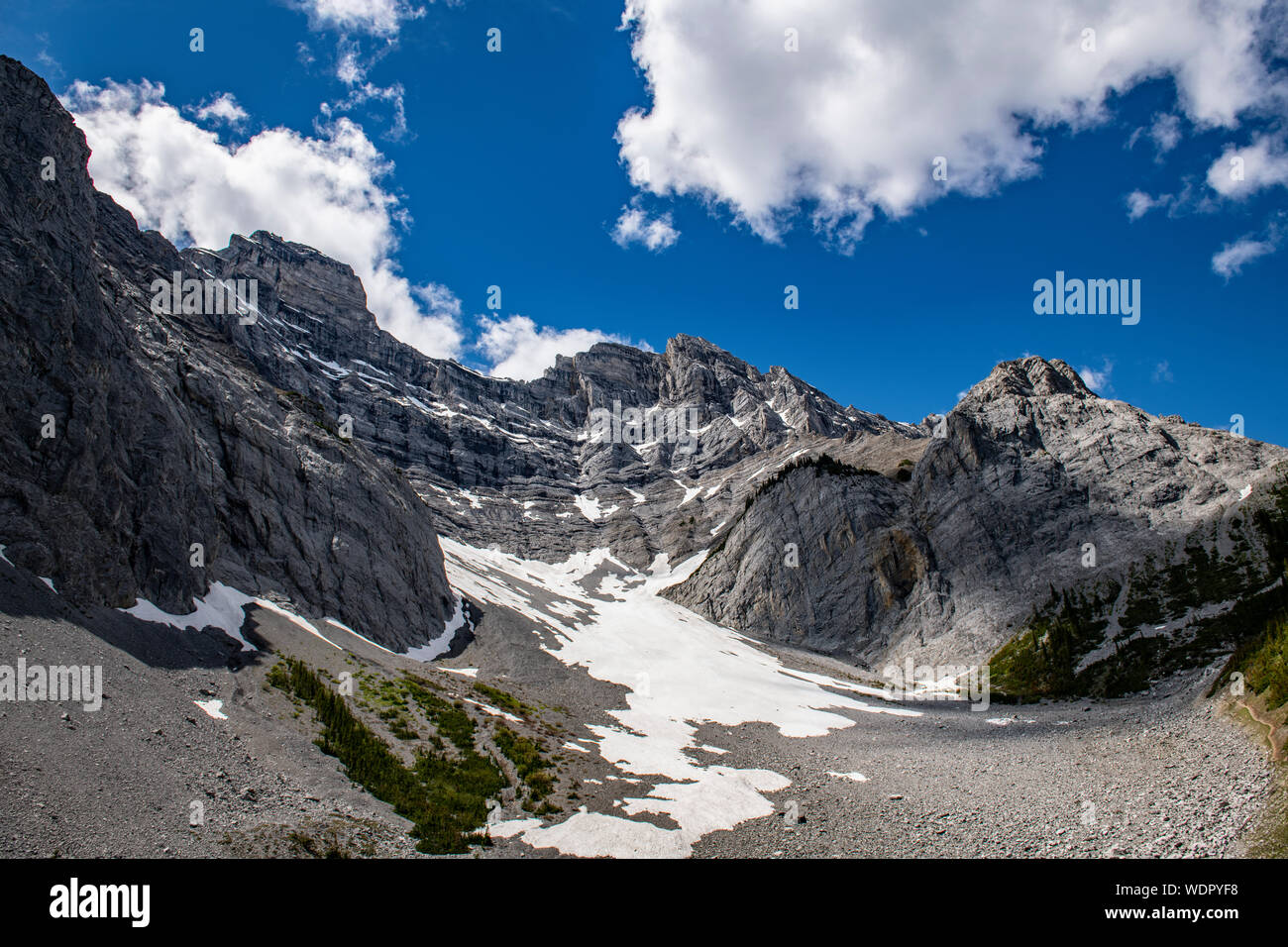 Belle vue panoramique lors de votre randonnée sur la piste de Cirque de niveau C, dans le parc national de Banff, Alberta Banque D'Images