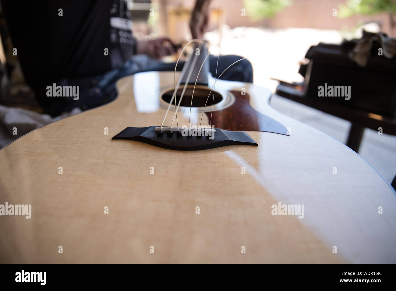 Restringing Guitare Acoustique Banque D'Images