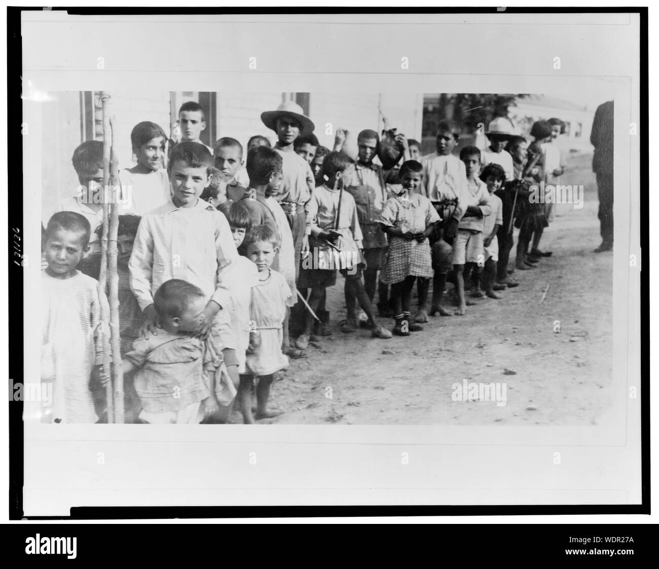 Les enfants réfugiés grecs et arméniens d'Anatolie à l'extérieur un bâtiment d'un étage, près d'Athènes, Grèce Banque D'Images