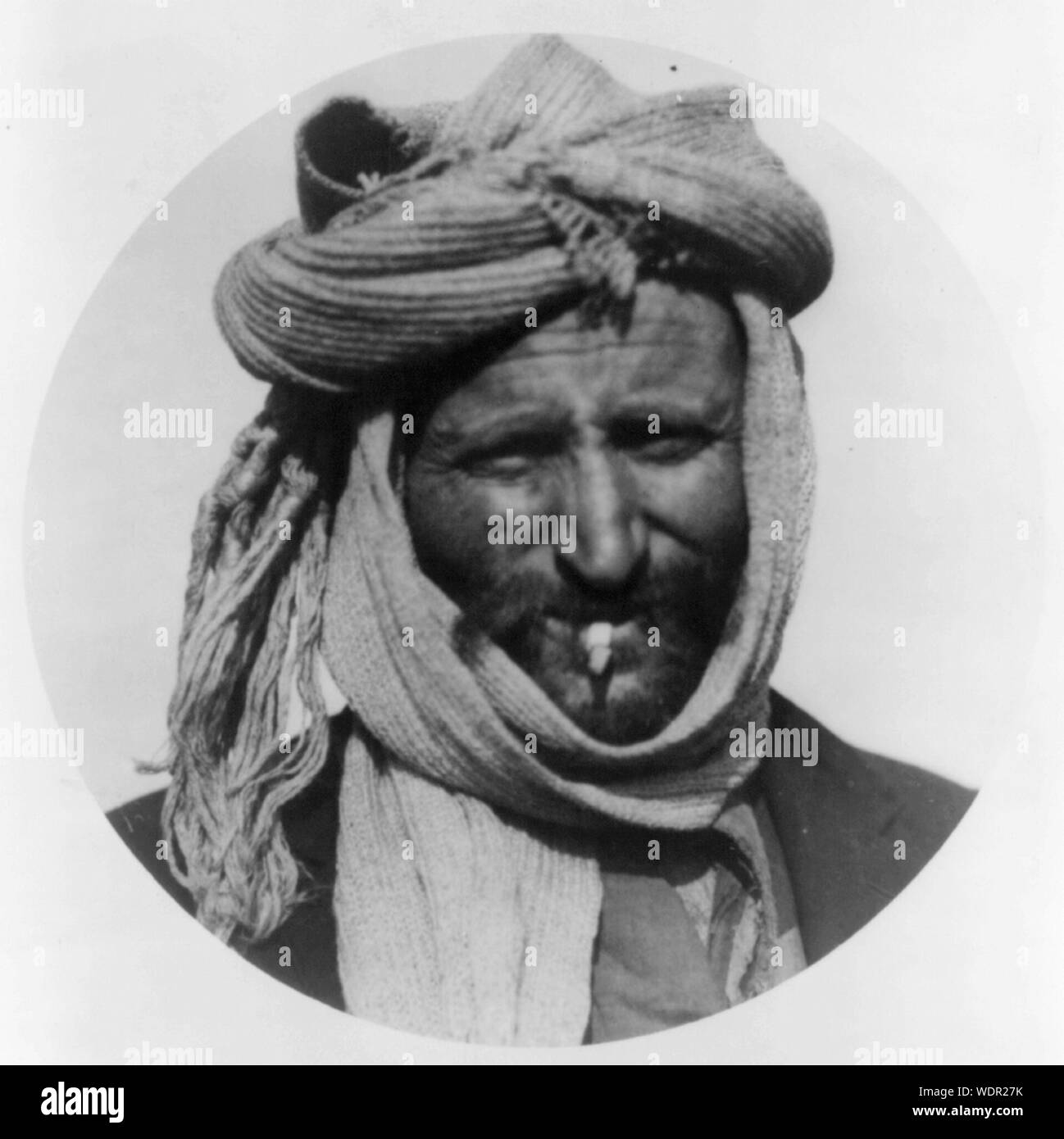 Homme grec du Caucase dans le camp à Salonique avec écharpe portés comme  bonnet Photo Stock - Alamy