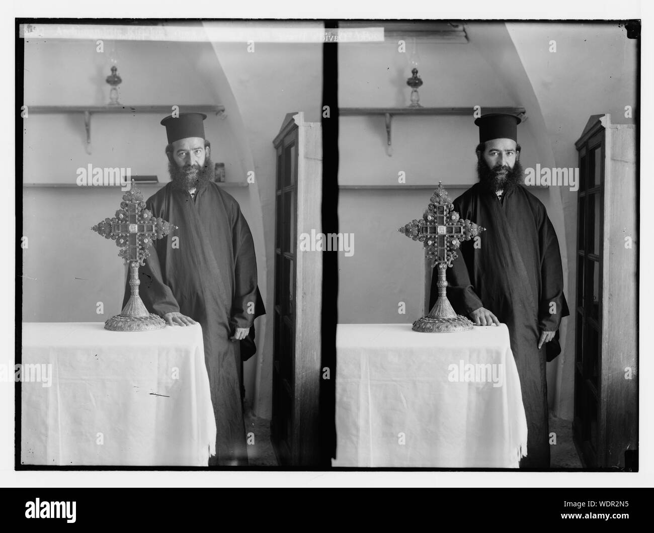 Trésors grecs dans l'église du Saint-Sépulcre. L'Archimandrite Kiriako. Avec le gardien grec Heraclian Résumé cross/medium : G. Eric et Edith Matson Photograph Collection Banque D'Images Trésors grecs dans l'église du Saint-Sépulcre. L'Archimandrite Kiriako. Avec le gardien grec Heraclian Résumé cross/medium : G. Eric et Edith Matson Photograph Collection Banque D'Images