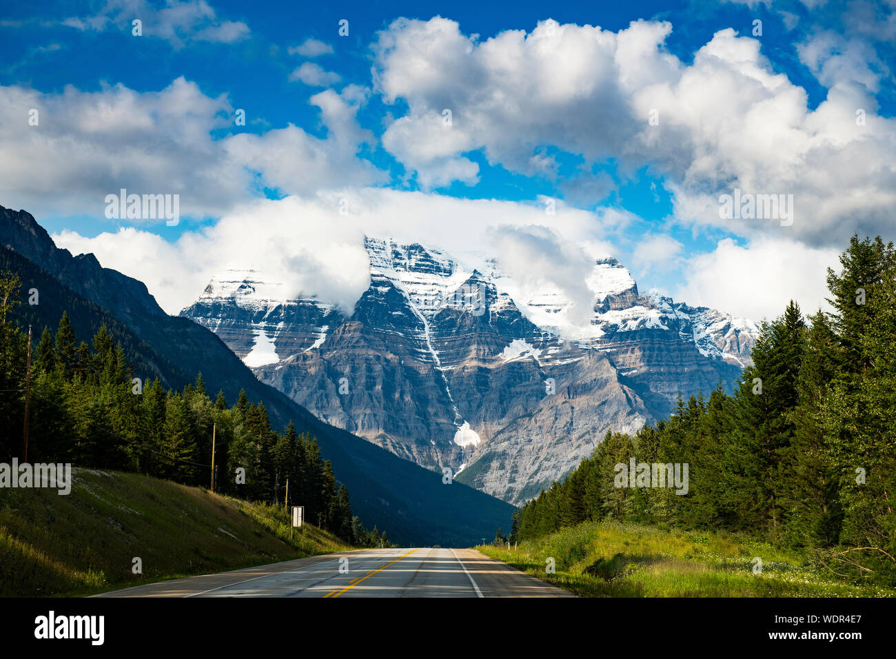 Vue panoramique du sommet du mont Robson sur l'autoroute de Yellowhead en Colombie-Britannique, Canada Banque D'Images