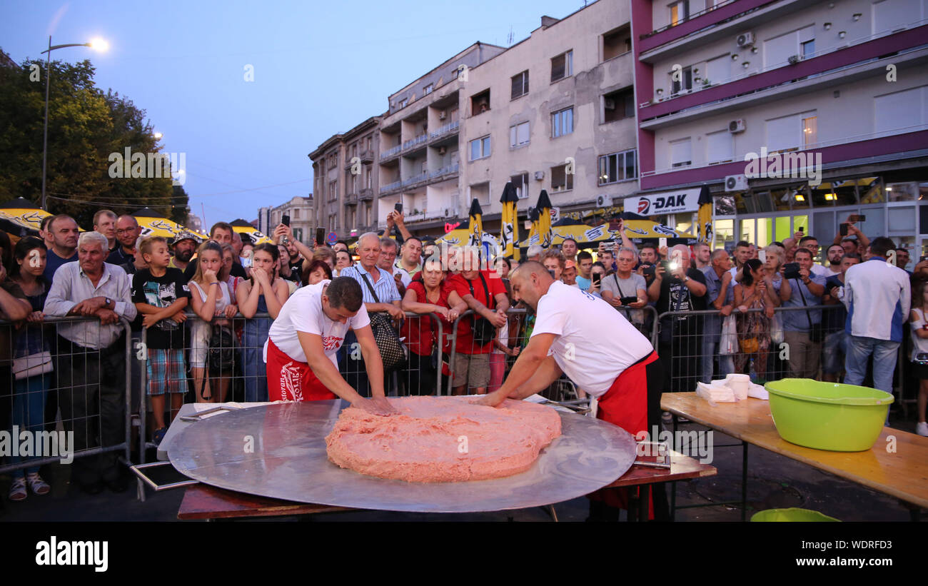 (190829) -- Belgrade (Serbie), le 29 août 2019 (Xinhua) -- Grill masters faire le plus grand "pljeskavica" Rostiljijada le burger du Festival Barbecue à Belgrade, Serbie, le 29 août, 2019. Maîtres de la Serbie de grill sud de la ville de Leskovac une fois de plus réussi à battre leur propre record en plus grand "pljeskavica' burger jeudi à l'Rostiljijada Festival annuel barbecue. Devant des milliers de visiteurs à la scène principale du festival au centre-ville de Leskovac, chefs d'un restaurant local "pljeskavica' burger de 66,5 kilogrammes de viande -- trois fois plus grand que le premier Banque D'Images