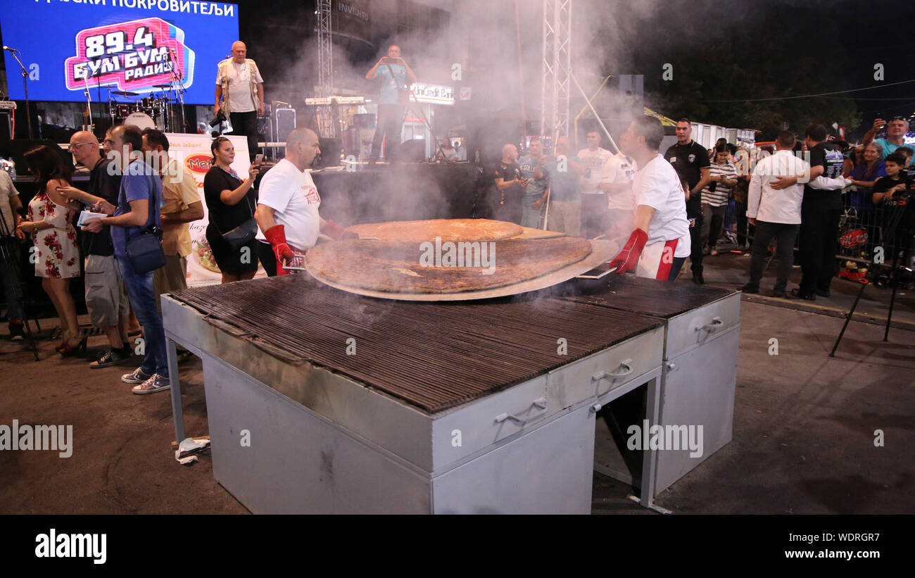 (190829) -- Belgrade (Serbie), le 29 août 2019 (Xinhua) -- Grill masters faire le plus grand "pljeskavica" Rostiljijada le burger du Festival Barbecue à Belgrade, Serbie, le 29 août, 2019. Maîtres de la Serbie de grill sud de la ville de Leskovac une fois de plus réussi à battre leur propre record en plus grand "pljeskavica' burger jeudi à l'Rostiljijada Festival annuel barbecue. Devant des milliers de visiteurs à la scène principale du festival au centre-ville de Leskovac, chefs d'un restaurant local "pljeskavica' burger de 66,5 kilogrammes de viande -- trois fois plus grand que le premier Banque D'Images