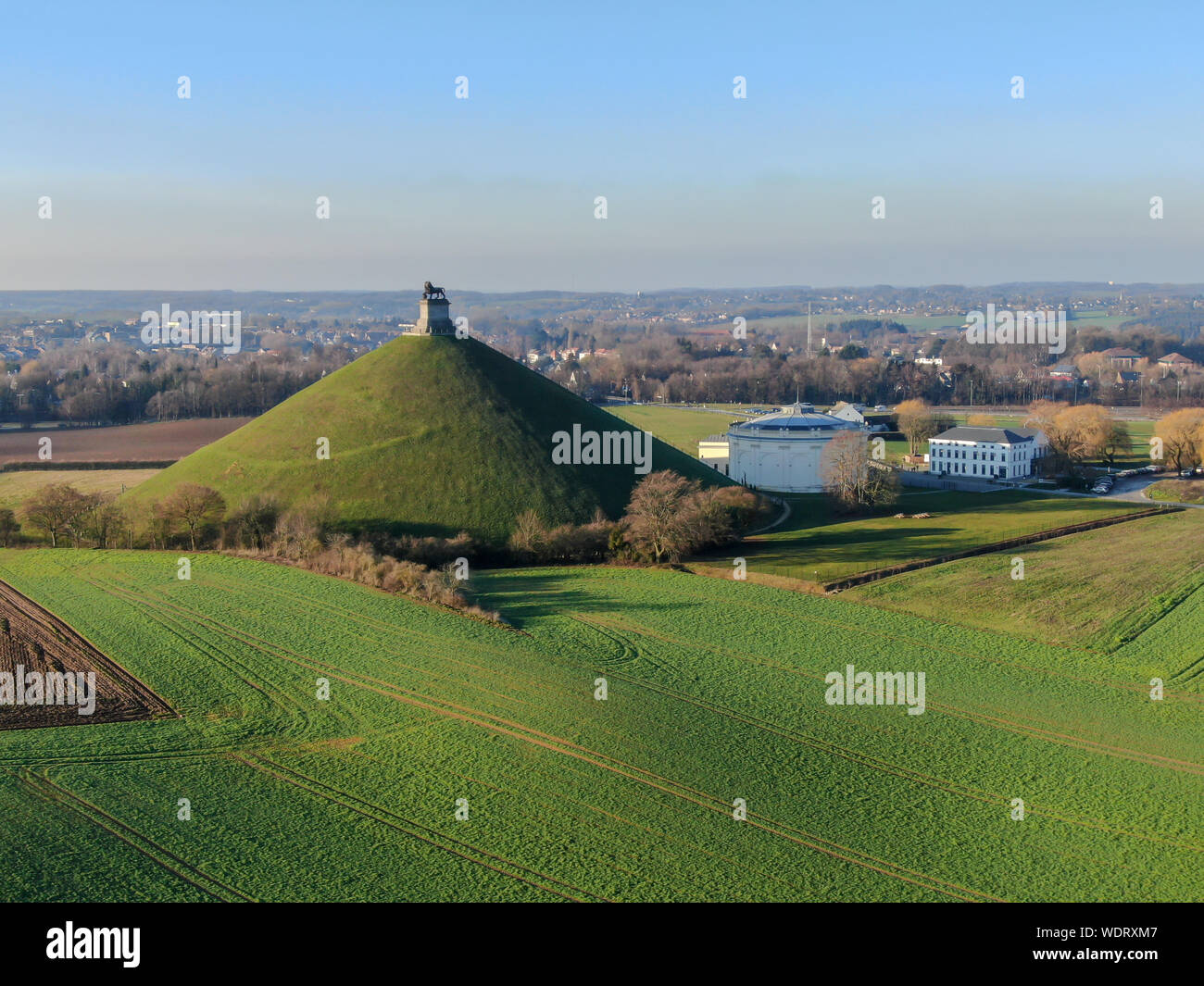 Vue aérienne de la Butte du Lion avec des terres agricoles autour de. L'immense Butte du Lion sur le champ de bataille de Waterloo où Napoléon était mort. La Belgique. Banque D'Images