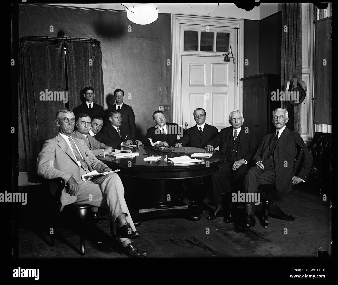 À table Frank Kellogg et Andrew Mellon au droit Abstract/moyenne : 1 négative : 4 x 5 in. ou moins Banque D'Images