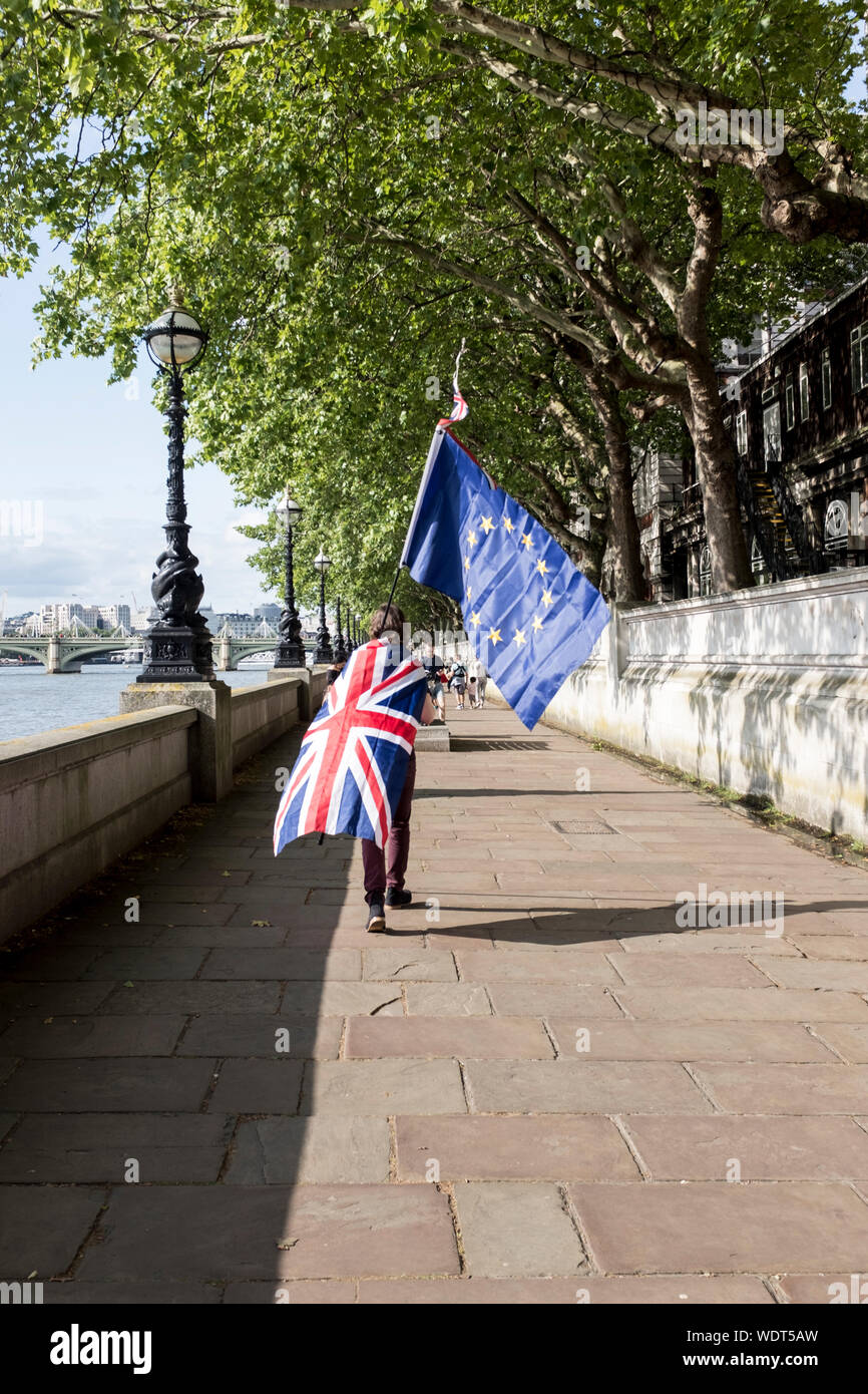 Coquille d'un Brexit protestataire portant un drapeau de l'Union et portant un drapeau de l'UE les promenades le long de la rive sud de la Tamise après une manifestation à Londres, Royaume-Uni Banque D'Images