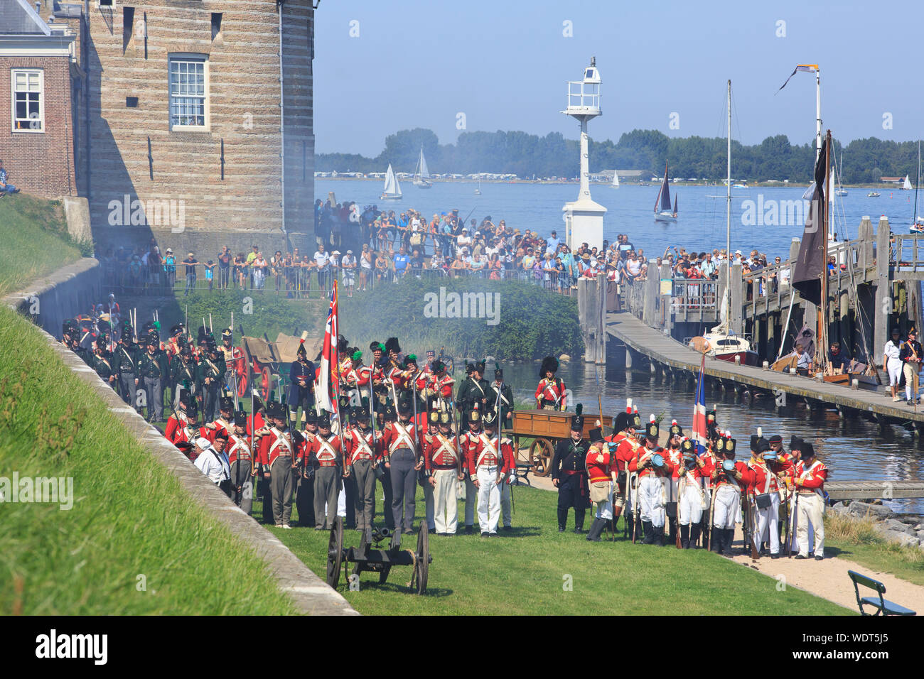 Soldats britanniques reproduisant l'invasion de la ville médiévale de Veere, Pays-Bas, au cours de la 210e anniversaire de la campagne de 1809 de Walcheren Banque D'Images