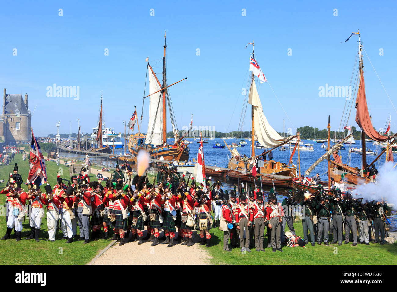 Soldats britanniques reproduisant l'invasion de la ville médiévale de Veere, Pays-Bas, au cours de la 210e anniversaire de la campagne de 1809 de Walcheren Banque D'Images