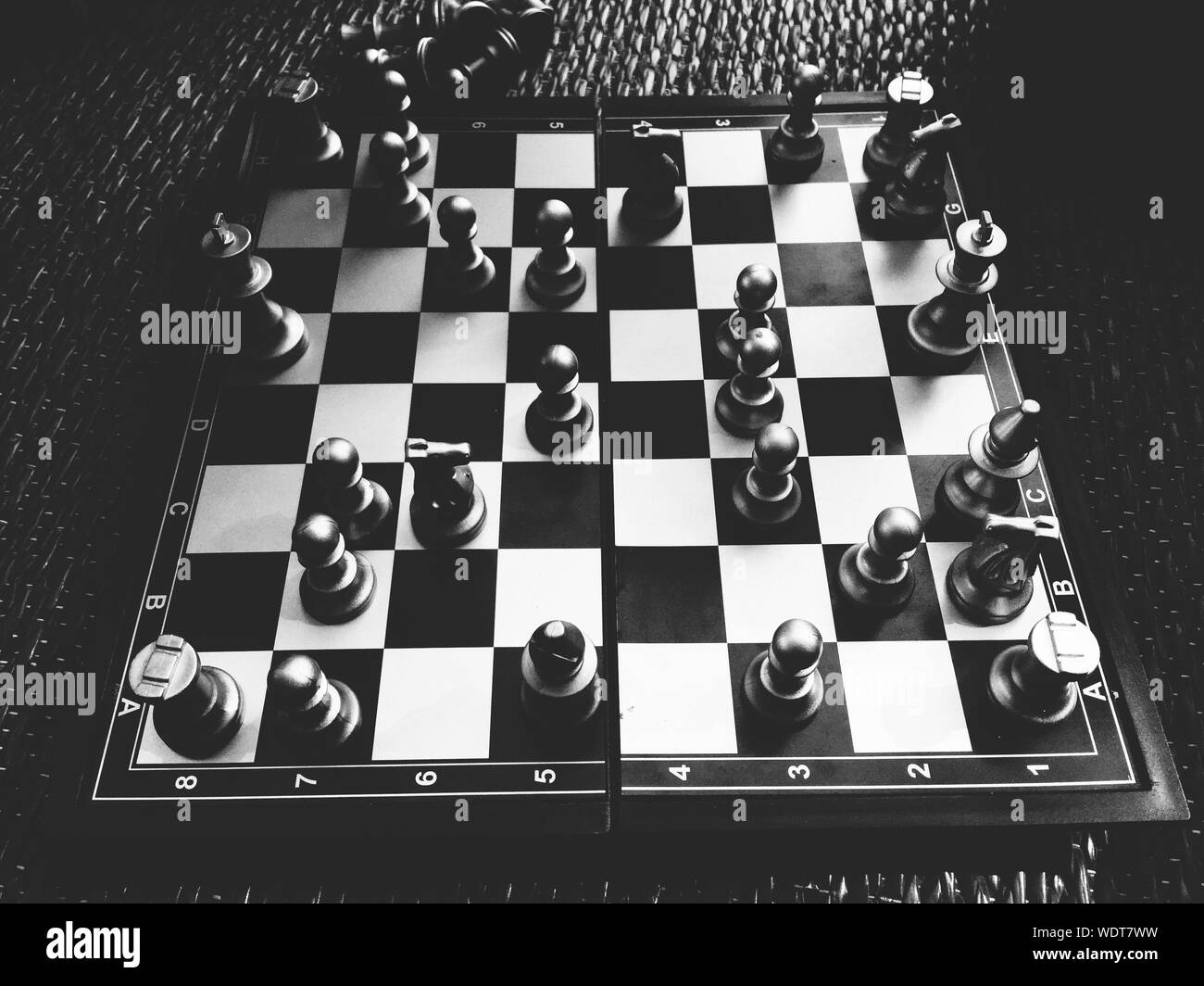 High Angle View of Chess Pieces On Board Banque D'Images