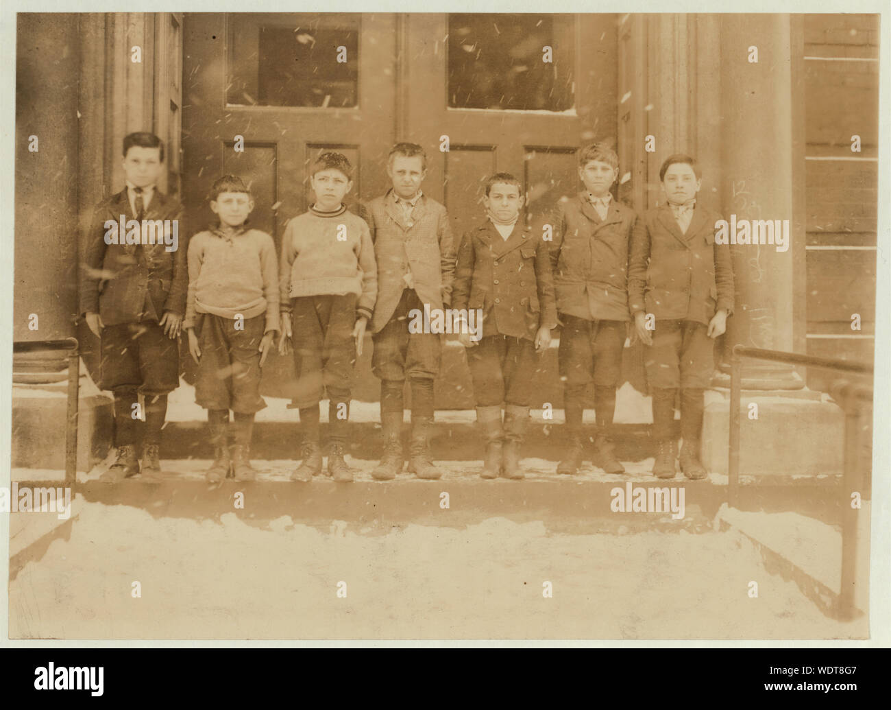 Groupe de garçons de conserveries. School # 1, Buffalo, N.Y. (de gauche à droite) : 1) Frank Lefasso, 13 ans l'été dernier. A travaillé dans l'usine de mise en conserve à Barker. 2) Anthony Traeisi[ ?], 10 ans l'été dernier. A travaillé sur les haricots South Dayton, conserverie. 3) James Schillacer, 12 ans l'été dernier. Gagné 50 cents par jour mettre dans les trous des boîtes en usine St. Catharines, Canada. 4) Peter Delsalvo, 13 ans l'été dernier. A travaillé dans l'usine à Brent, N.Y. 5) Anthony Baraone, 11 ans l'été dernier. A travaillé sur les pommes, les haricots, les tomates, dans l'usine de Wilson, N.Y. 6) Thoma Laessi, 12 ans Banque D'Images