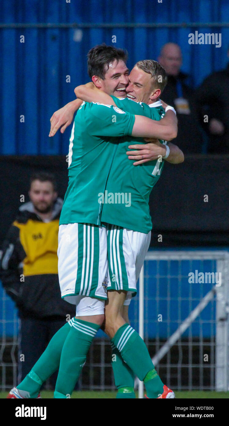 11 septembre 2012 - Irlande du Nord 1 Luxembourg 1. Qualification de la Coupe du Monde 2014 à Windsor Park, Belfast, Irlande du Nord, RU.Dean Shiels (droite) et Kyle Lafferty célèbrent le but de Shiel. Banque D'Images