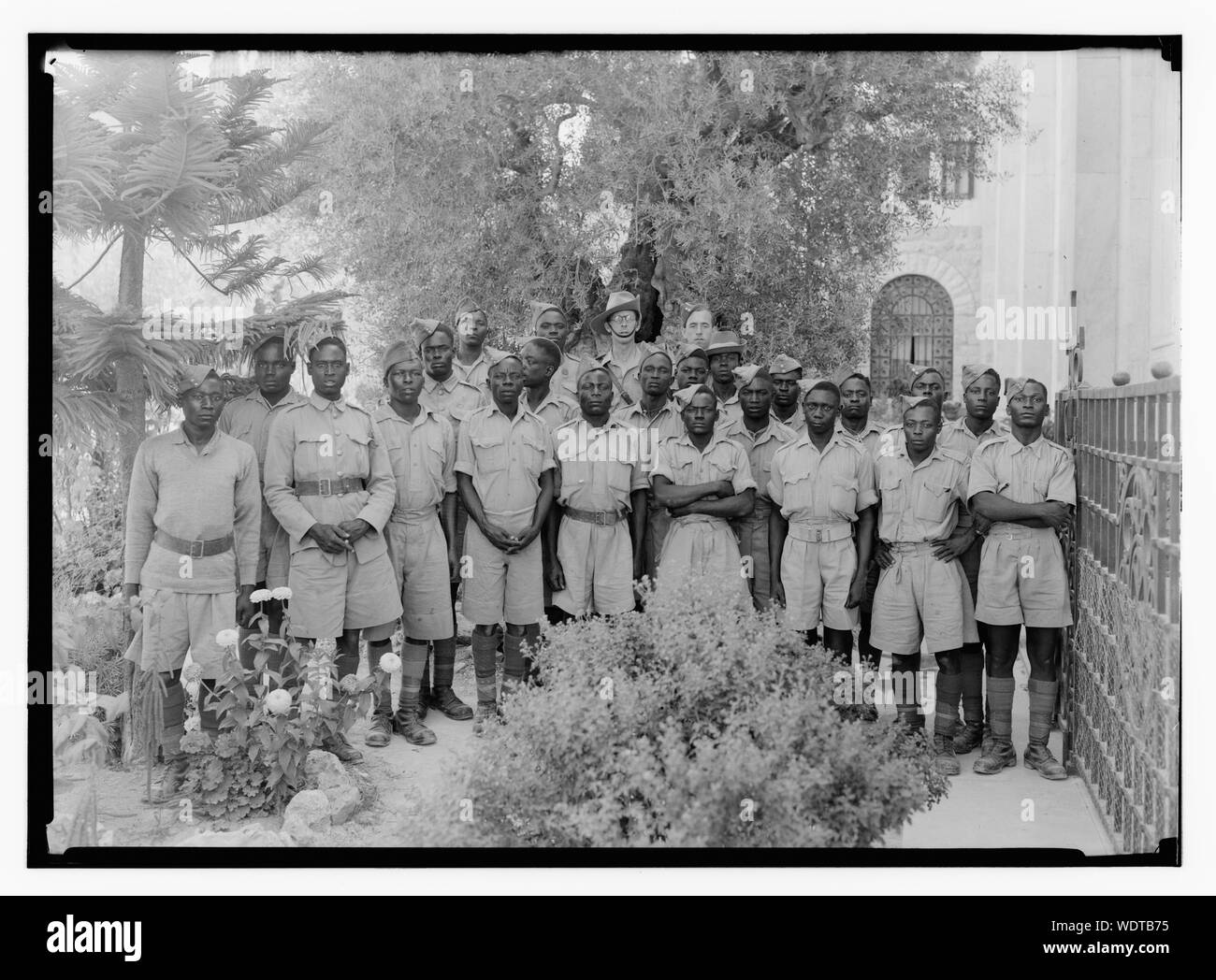 Groupe de soldats de l'Afrique de l'Est (noir) prises dans le jardin de Gethsémané Abstract/medium : G. Eric et Edith Matson Photograph Collection Banque D'Images