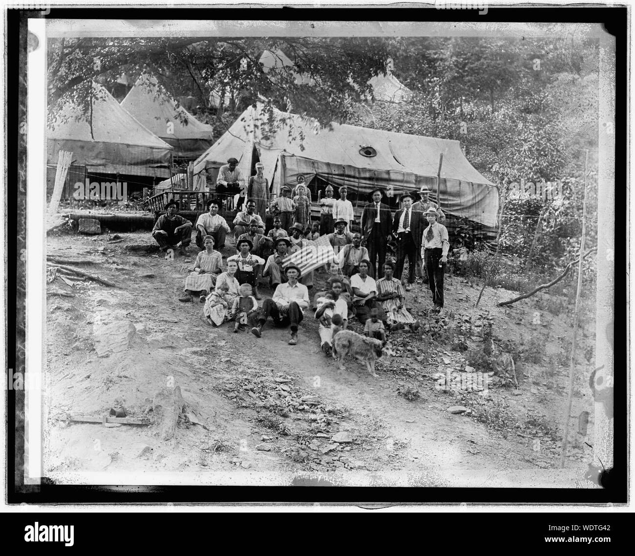 Groupe de mineurs et l'Union européenne frappant les familles vivant dans des tentes, Lick Creek, W.Va., [4/12/22] Abstract/moyenne : 1 négative : 8 x 10 in. ou moins. Banque D'Images