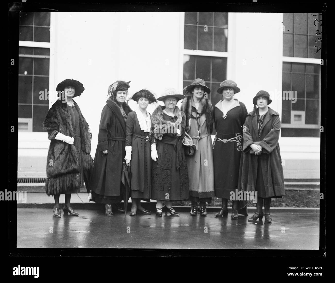 Groupe de femmes à la Maison Blanche, Washington, D.C. Résumé/moyenne : 1 négative : 4 x 5 in. ou moins Banque D'Images Groupe de femmes à la Maison Blanche, Washington, D.C. Résumé/moyenne : 1 négative : 4 x 5 in. ou moins Banque D'Images