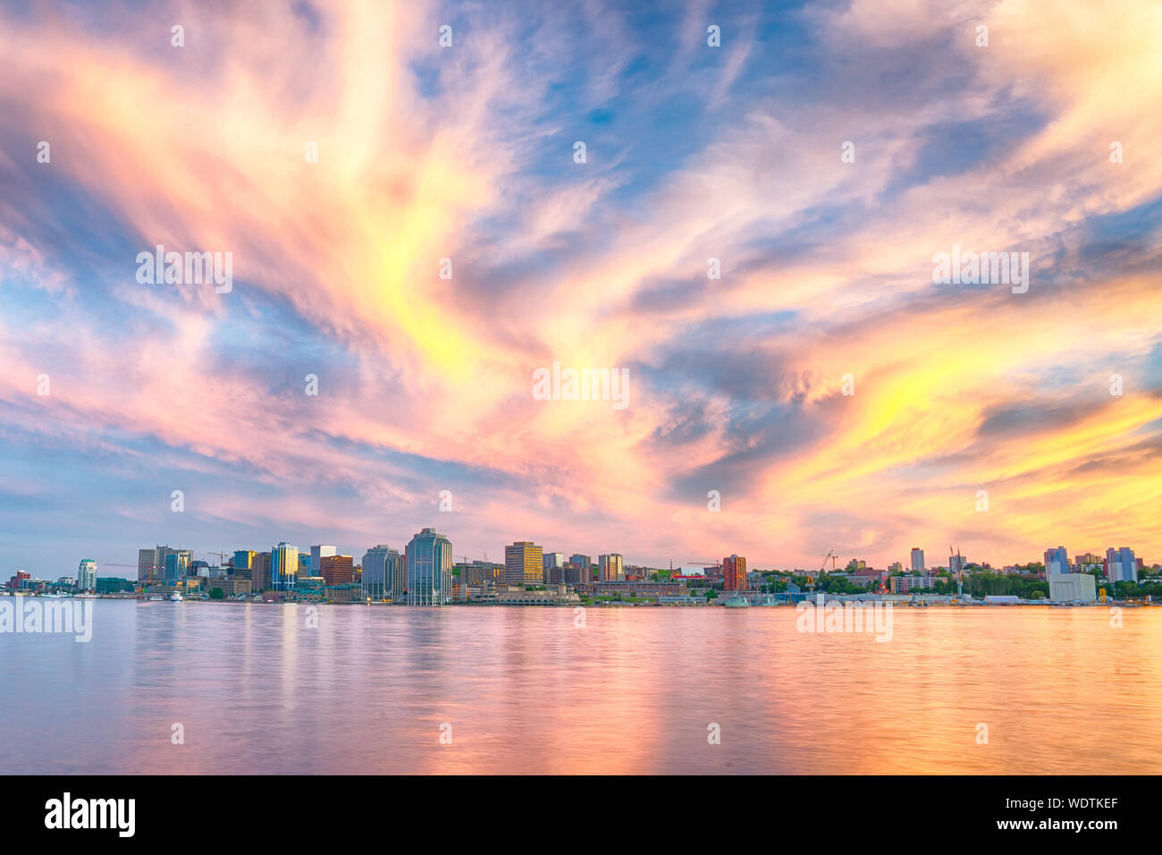 Au cours de l'cloudscape incroyable Halifax, Nova Scotia ville skyline at sunset Banque D'Images
