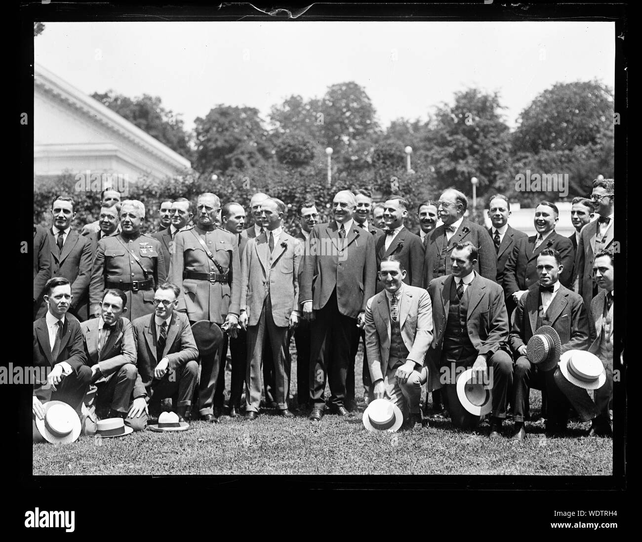 En dehors du groupe maison blanche : comprend John Pershing, droite, Warren Harding, centre, et William H. Taft, gauche Abstract/moyenne : 1 négative : 4 x 5 in. ou moins Banque D'Images