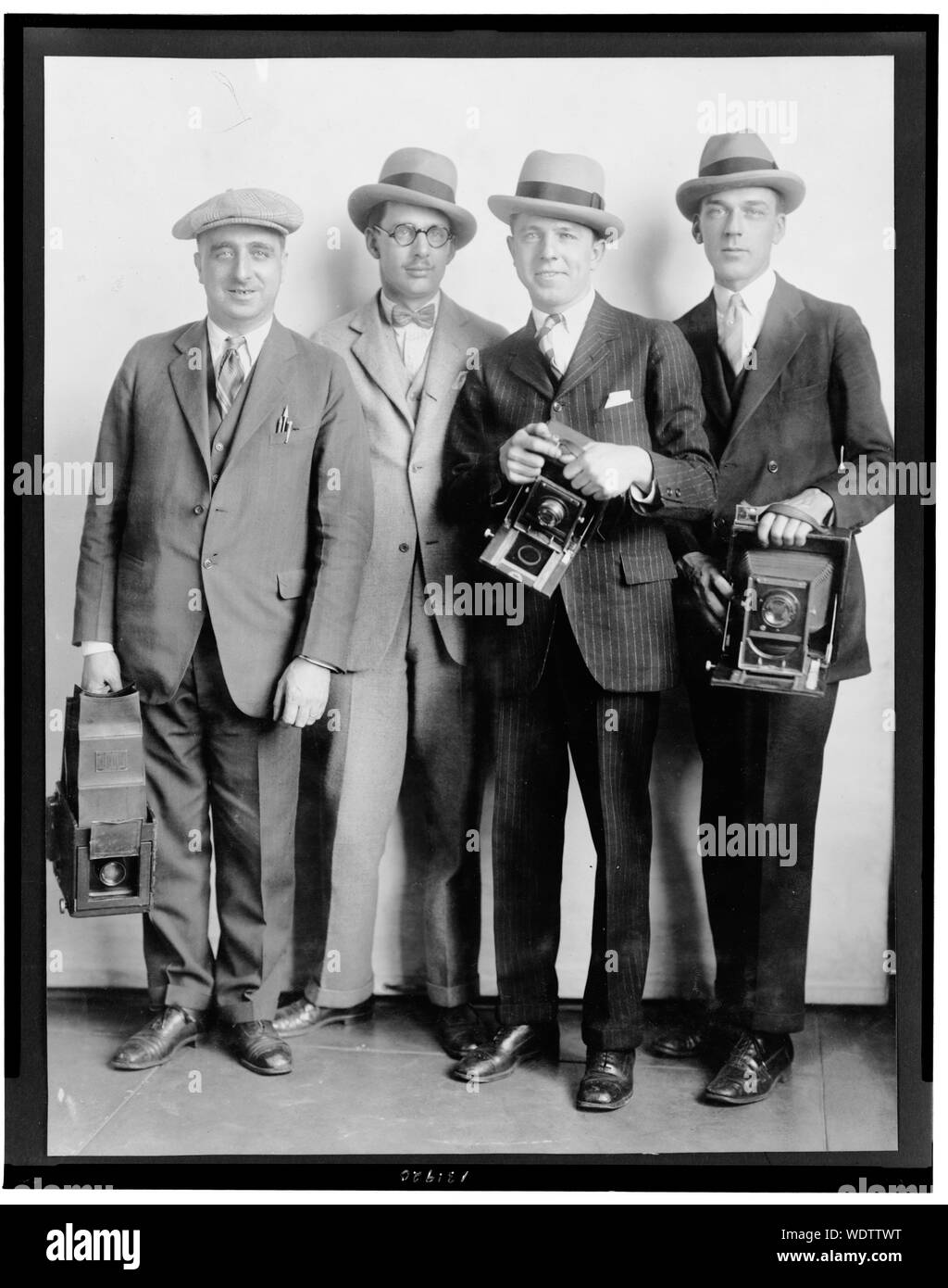 Portrait de groupe de quatre membres de la White House News Photographers' Association, debout, face à l'avant, les caméras holding Abstract/medium : 1 tirage photographique. Banque D'Images