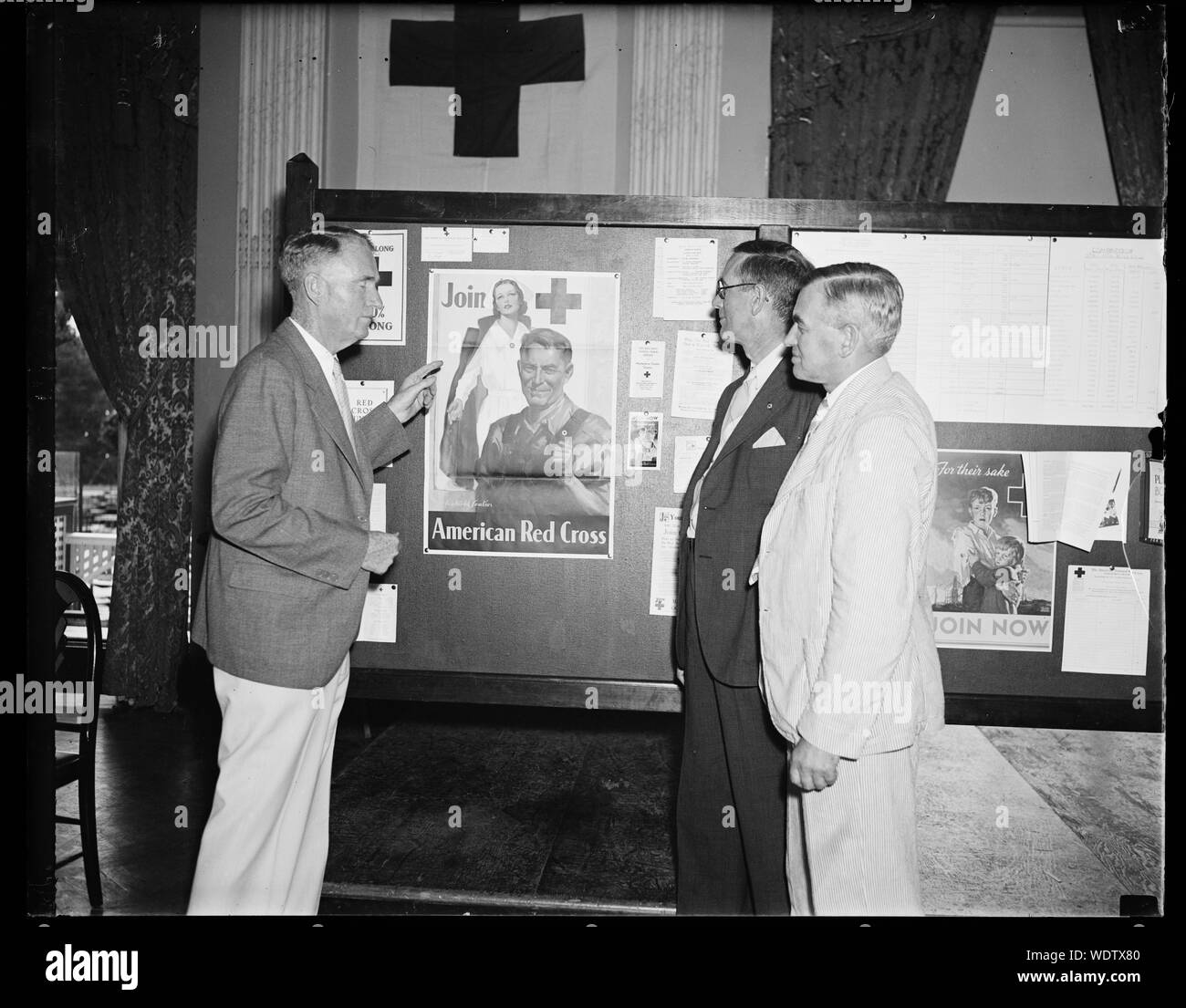 La consultation de groupe American Red Cross poster Abstract/moyenne : 1 négative : 4 x 5 in. ou moins Banque D'Images